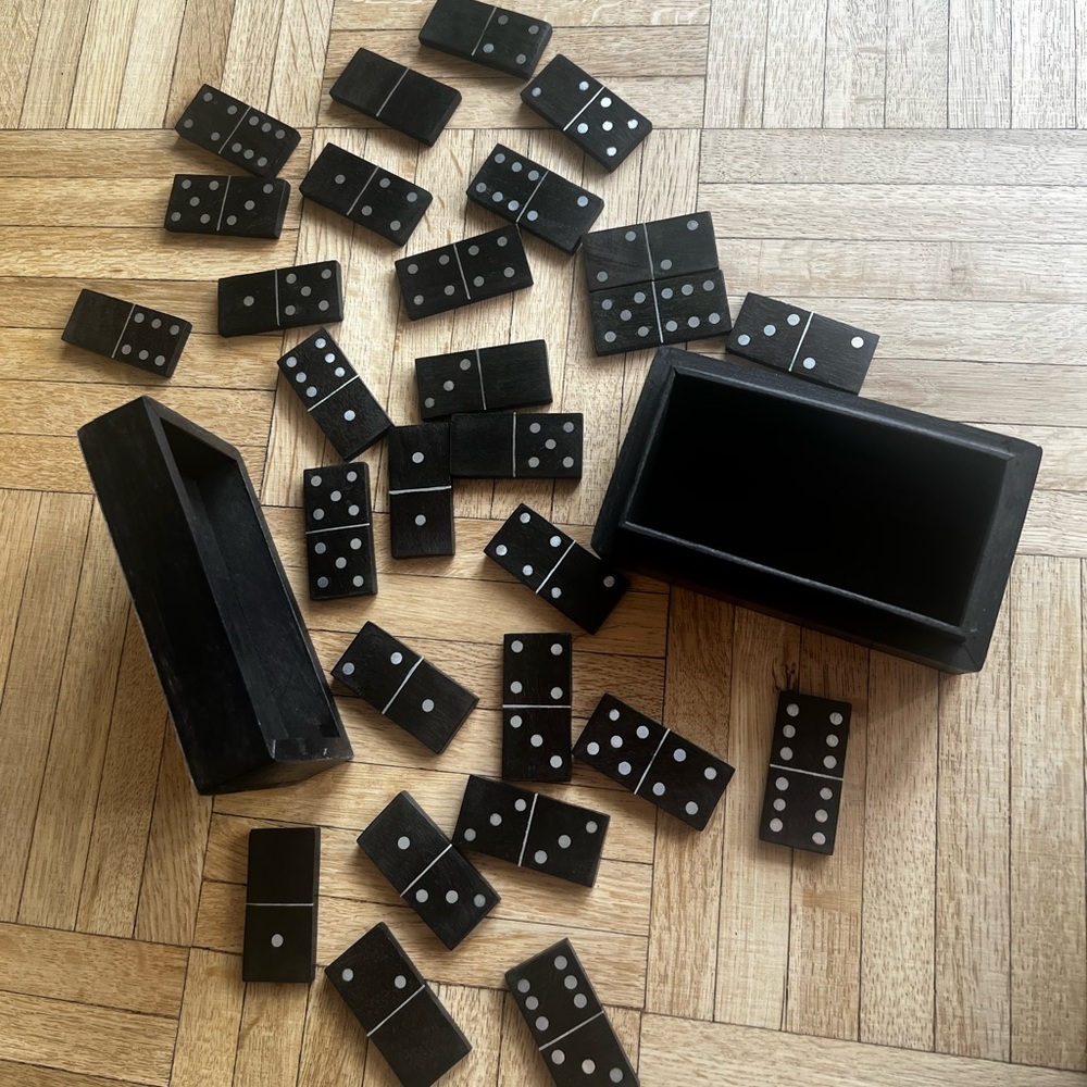 Dominos Set - Picture 1 of 4